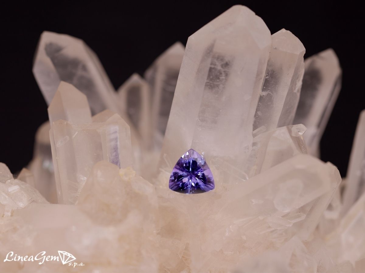 pietra tanzanite naturale taglio trilliant lineagem